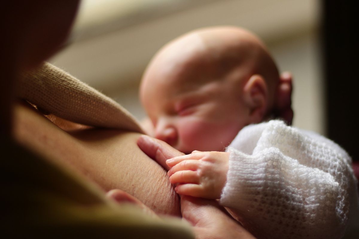 baby-keeps-poping-off-the-breast